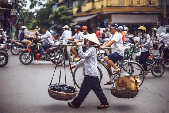 Xu hướng Giật mình ngã nhào khi gặp xe: Hotspot Matrix tiết lộ bí quyết video viral